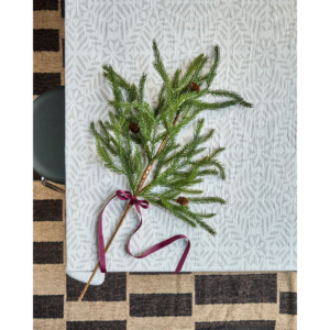 DECO - Grein með könglum, 82cm
