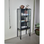 Cabin svartur skápur m/glerhurð h:168